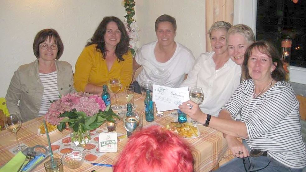 Das Frauenteam Do Flugge Wuchtere kam bei der Premiere des Seelter Kneipenquiz, die im September 2021 in Finchens kleiner Kneipe in Ramsloh stattfand, auf den ersten Platz. Die Gruppe freute sich über einen Getränkegutschein. Foto: privat