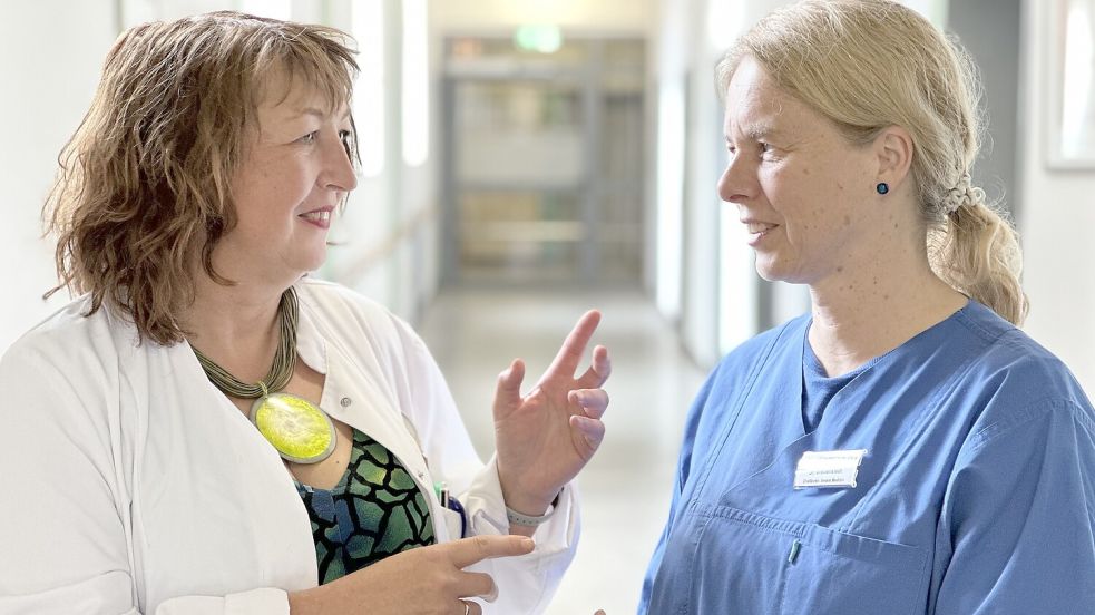 Tauschen sich zum Thema Sterbehilfe aus: Die Chefärztinnen und Palliativmedizinerinnen Dr. Angelika Menzen (links) und Dr. Corinna Drebenstedt vom St.-Marien-Hospital Friesoythe. Foto: Wimberg