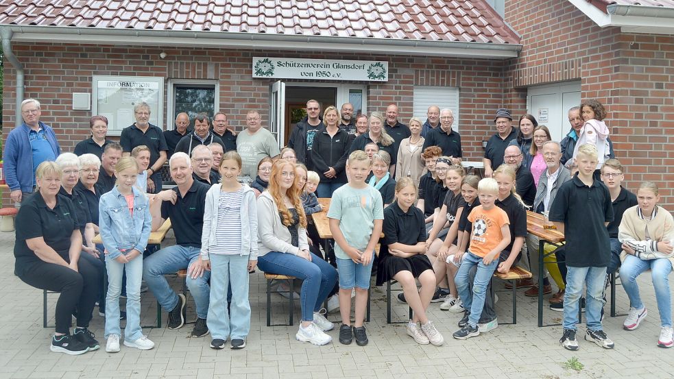 Das vom Schützenverein Glansdorf kürzlich durchgeführte Königsschießen war gut besucht. Nach dem Schießen stellten sich alle Teilnehmer und Vereinsmitglieder zum Gruppenbild vor dem Vereinsheim auf. Fotos: Weers