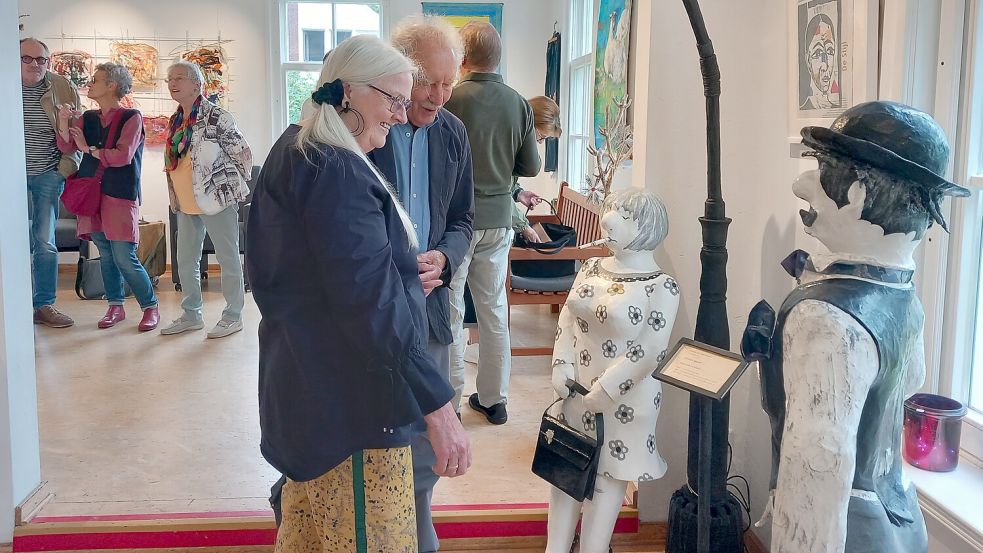 Viel Aufmerksamkeit zog Rita-Maria Hallbauer mit ihrer Gruppe aus Pappmaché auf sich. Foto: Scherzer