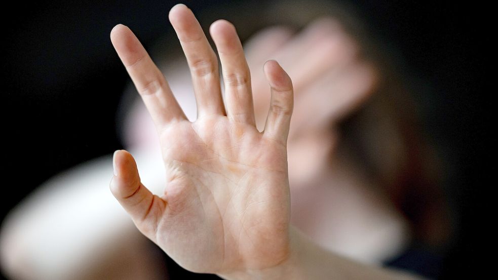 Eine Frau hält ihre Hände vor das Gesicht. Frauen und Mädchen sind besonders oft von häuslicher Gewalt betroffen, doch es gibt auch männliche Opfer. Foto: Fabian Sommer/dpa