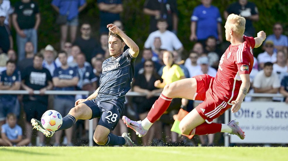 Der Emder Marvin Eilerts (rechts) hob nicht nur in dieser Szene gegen den Bochumer Luis Hartwig ab, sondern auch bei seinem Kopfball zum 2:1-Anschlusstor. Fotos: Imago