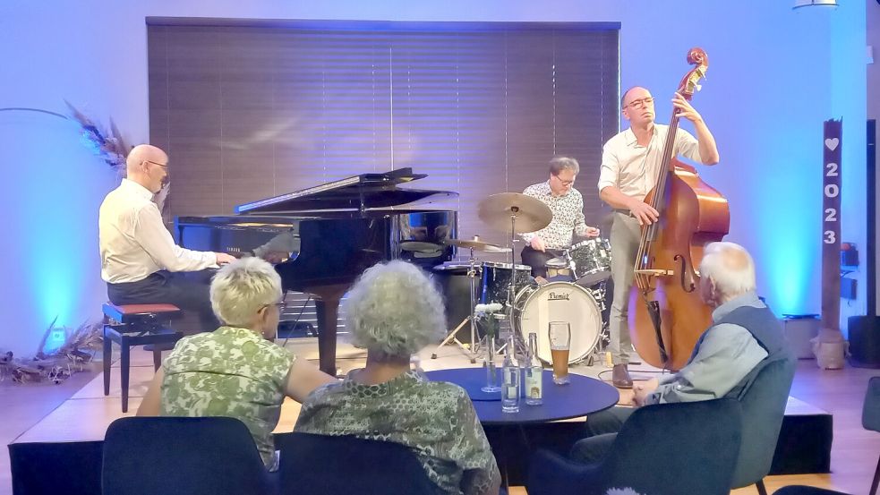 Das Frank-Muschalle-Trio sorgte im Fehntjer Forum für Swing und gute Laune. Foto: Scherzer