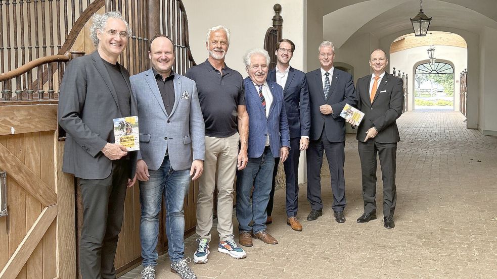 Die Verantwortlichen für das Abschlusskonzert der diesjährigen Gezeitenkonzerte in den Stallungen des Polderhofs (von links): Matthias Kirschnereit (künstlerischer Leiter), Raoul-Philip-Schmidt (organisatorischer Leiter), Helmuth-Aiso Brümmer (Gastgeber), Landschaftspräsident Rico Mecklenburg sowie die Vertreter der Volksbanken und Raiffeisenbanken Thomas Lüken, Jan-Siefke Dirks und Ulrich Jungmann. Foto: Heinig
