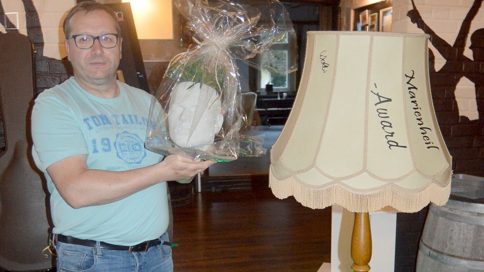 Der stolze Gewinner des ersten Marienheil-Awards, Holger Treu. Er bekam einen Betonkopf und den Wanderpokal, einen Lampenschirm. Foto: Weers
