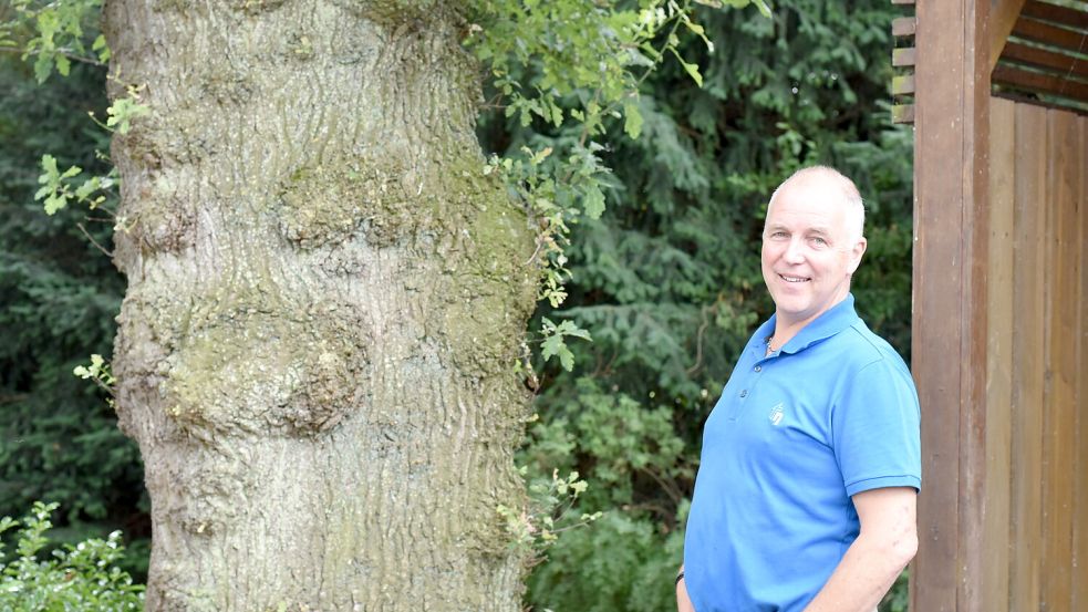 Die dicke Eiche im Garten von Folker Natelberg spendet Schatten. Vor wenigen Wochen hat er an ihr den Eichenprozessionsspinner bekämpfen lassen, da die Bäume der Gemeinde jedoch weiterhin befallen sind, vermutet er, dass es vergeblich war. Foto: Wehry