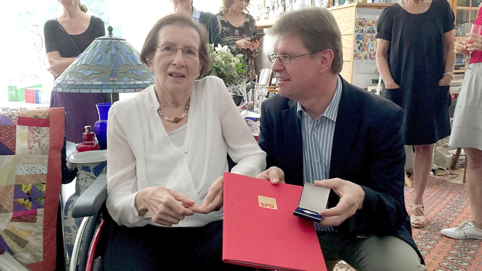Heide Simonis (SPD, l), frühere Ministerpräsidentin von Schleswig-Holstein, nahm aus Anlass ihres 75. Geburtstags von Ralf Stegner, damaliger stellvertretender SPD-Bundesvorsitzender, die Willy-Brandt-Medaille entgegen, die höchste Auszeichnung der Partei. Foto: Wolfgang Schmidt/dpa