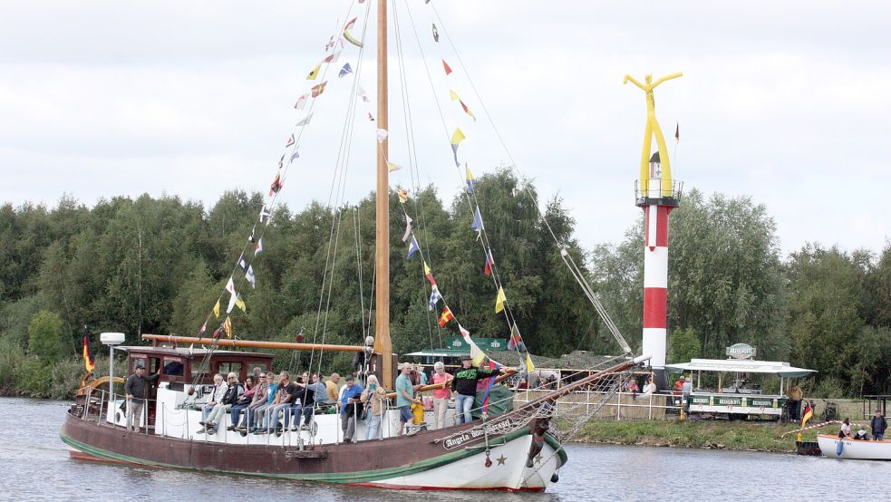 Es werden wieder Rundfahrten angeboten, unter anderem mit der Museumstjalk Angela von Barßel. Foto: Passmann