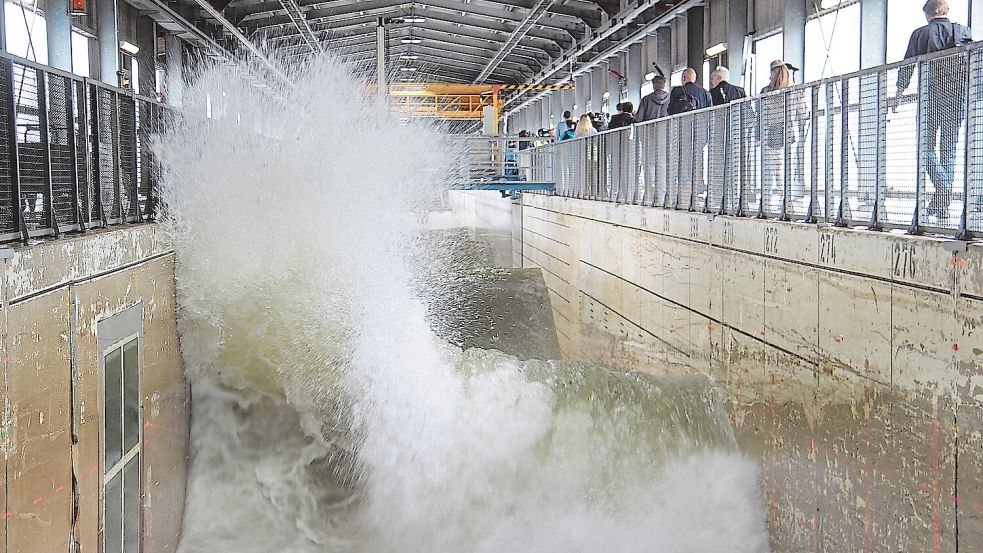 Während eine Welle am Ende des Kanals gebrochen wird, durchläuft sie verschiedenste Formen. So wird beispielsweise der Seegang unter dem Einfluss von Ebbe und Flut simuliert. Fotos: Brägelmann