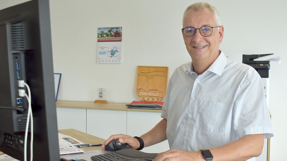 Ostrhauderfehns Bürgermeister Günter Harders ist nach seinem Herzinfarkt an seinen Schreibtisch ins Rathaus zurückgekehrt. Foto: Zein