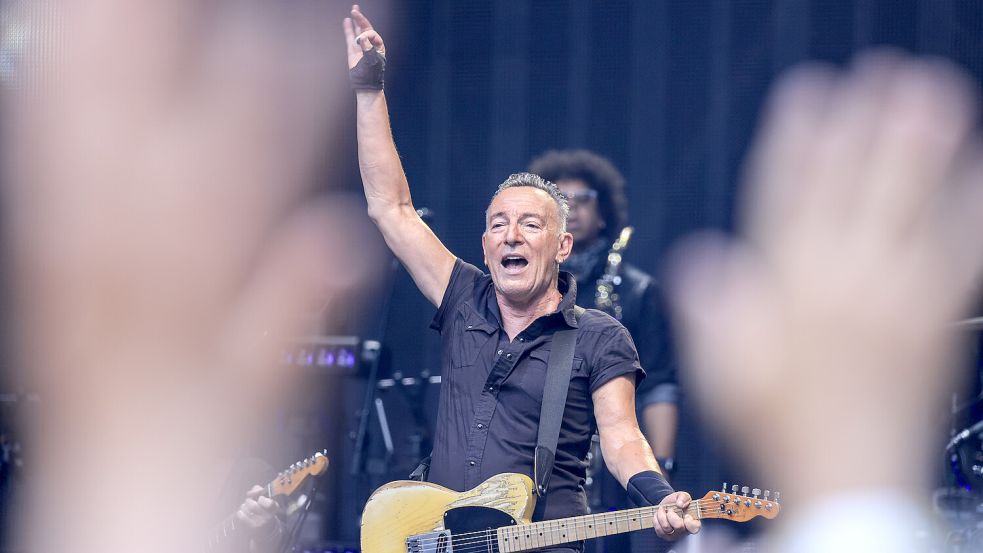 Rock-Star Bruce Springsteen während seiner Tournee im Juni in Düsseldorf: Sein Konzert in Hamburg ist restlos ausverkauft. Foto: dpa/Oliver Berg