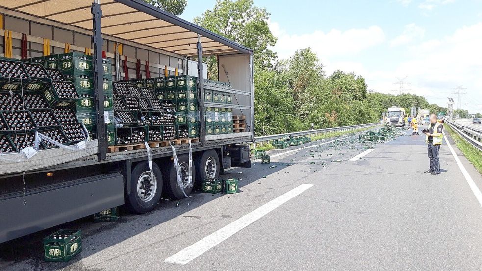 Die Kisten mit den Flaschen waren auf die Fahrbahn gefallen. Foto: Polizei