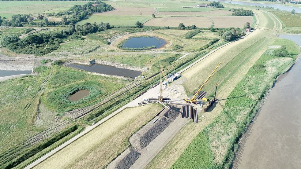 So sieht derzeit die Baustelle des Tidepolders in Coldemüntje von oben aus. Foto: Firma Freytag
