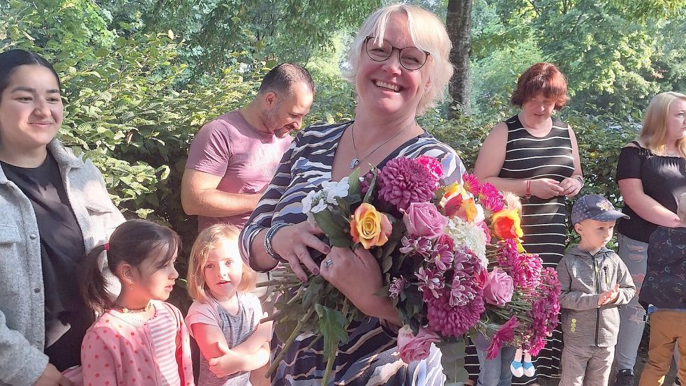 Morgens hatten sich rund 70 Eltern und deren Kinder vor der Kita „Pusteblume“ in Ramsloh zu einem Blumenspalier aufgereiht, um die Kindergartenleiterin Silvia Beelmann zu deren 25-jährigem Leitungsjubiläum in Ramsloh zu empfangen. Foto: privat