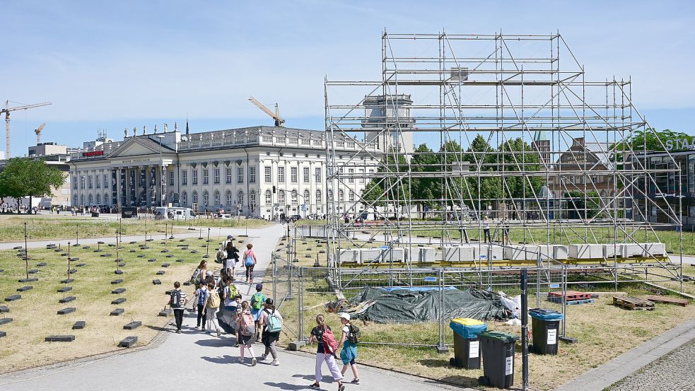 Das Großbanner „People‘s Justice“ des indonesischen Künstlerkollektivs Taring Padi wurde bei der Documenta 14 abgehängt. Antisemitische Bildmotive sorgten im Sommer 2022 für einen Skandal. Foto: dpa
