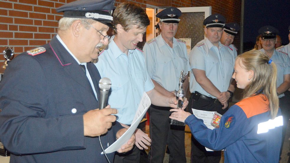 Auch die Jugendfeuerwehr bekam für ihre gezeigte Leistung einen Pokal überreicht.