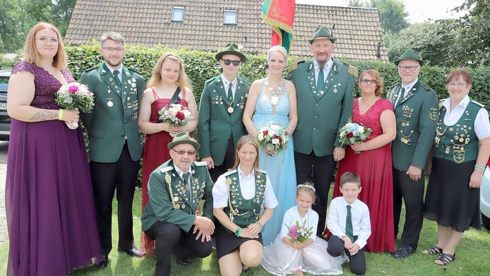 Die neuen Königshäuser des Schützenvereins Reekenfeld-Kamperfehn. Foto: Passmann