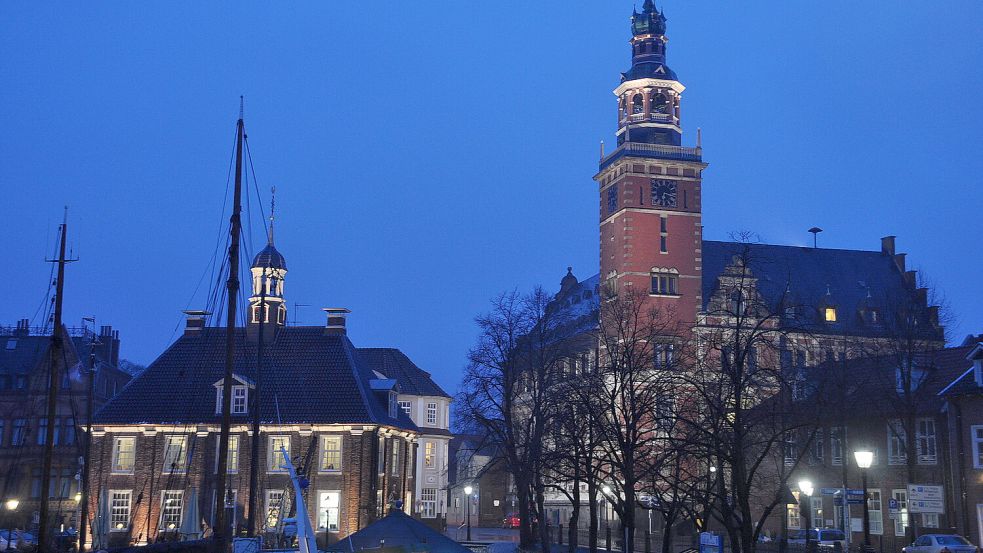 Nicht nur im Dunklen ein schöner Anblick: die alte Waage und das historische Rathaus in der Altstadt. Foto: Wolters/Archiv