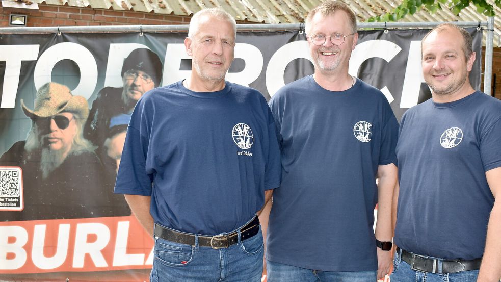 Das Orga-Team (von links): Gerd Tebben, Wolfgang Harms und Johann Garrels freut sich schon auf das Konzert mit der Kultband Torfrock. Foto: Zein