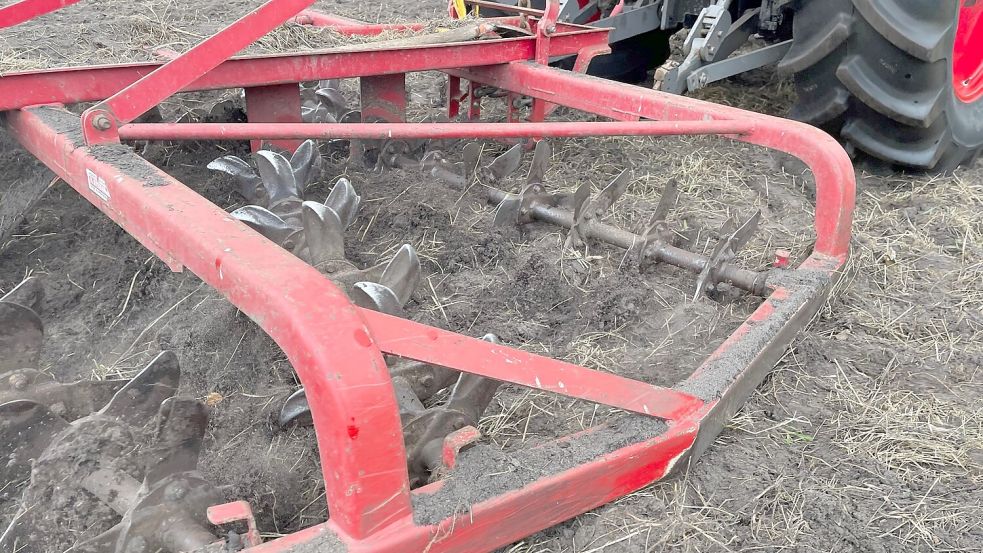 Mit der Spatenrollegge wird das Land noch einmal aufgelockert. Zuvor wurde der Boden gemulcht und gefräst. Foto: Janßen