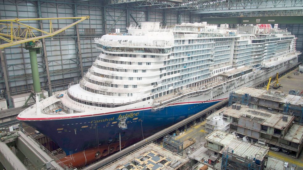 Die „Carnival Jubilee“ liegt noch im Baudock. Foto: Meyer-Werft