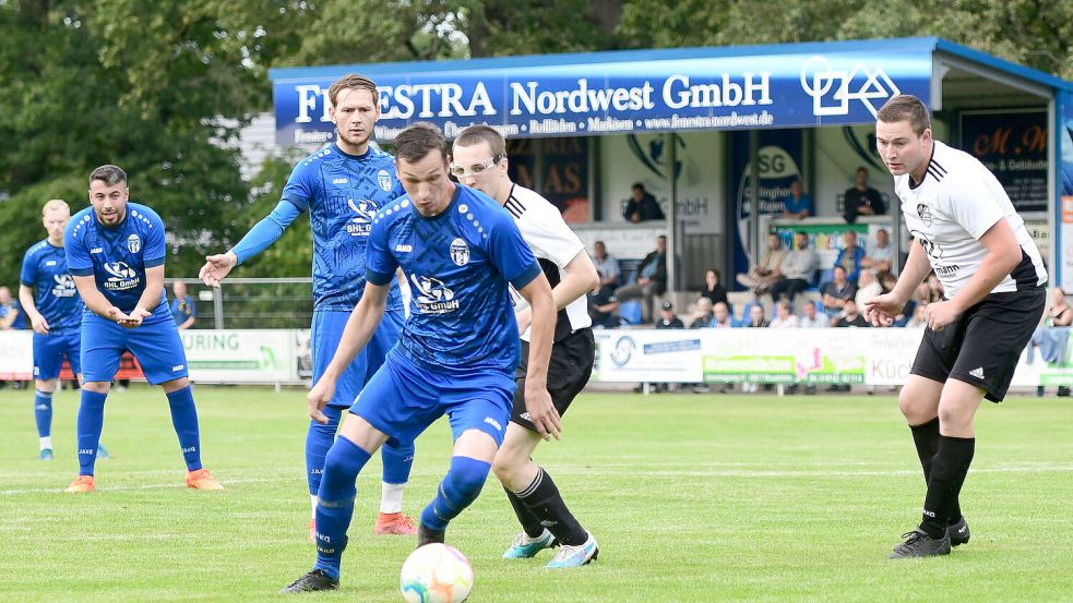 Der Collinghorster Andre Haak vor seinem Führungstreffer gegen den TSV Ostrhauderfehn.