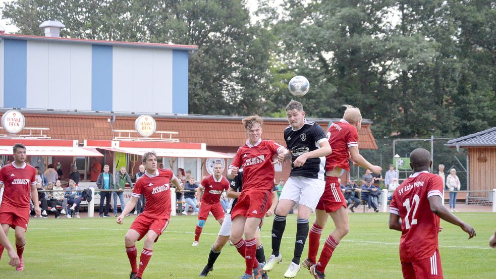 Nur selten konnte sich die U23-Auswahl von TuRa 07 Westrhauderfehn (hier: Thies Schulz/schwarzes Trikot beim Kopfball) gegen den SV Esterwegen in Szene setzen. Fotos: Weers
