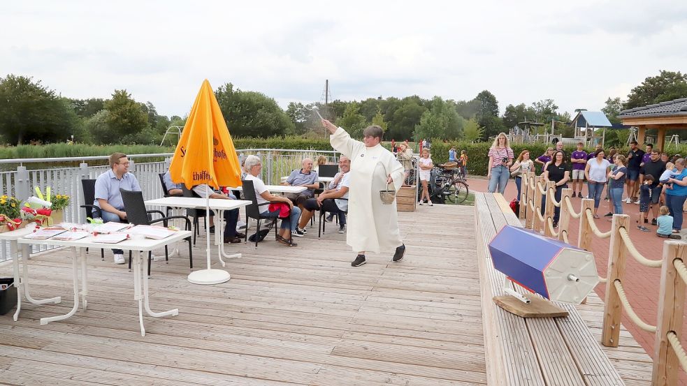 Den kirchlichen Segen zur Einweihung der Seeterrasse am Hafen in Barßel gab es von Pastoralreferentin Alexandra Imholte. Sie versprengte Weihwasser. Foto: M. Passmann