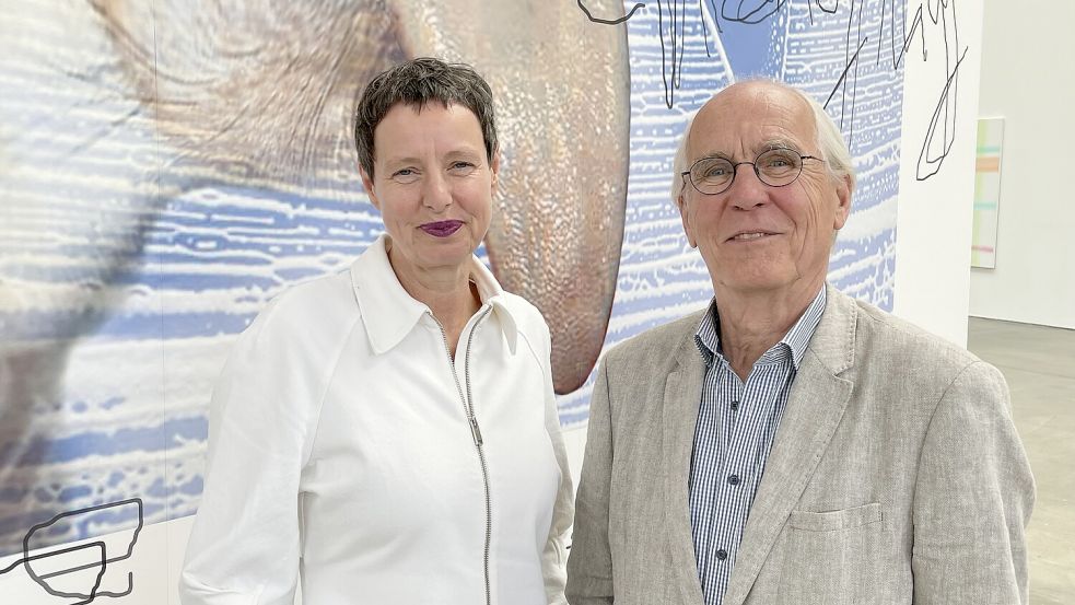 Rückblick auf 40 Jahre Kunstverein Lingen: Die aktuelle Direktorin Meike Behm der Kunsthalle und der ehemalige Direktor Heiner Schepers haben ihre ganz persönliche Zeitreise inszeniert. Foto: Stefan Lüddemann
