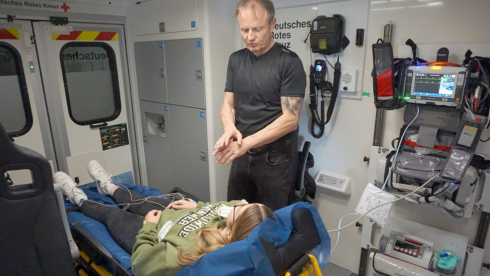 Hans-Joachim Reinke zeigt an Praktikantin Lea Erhardts, wie man mit dem Defibrillator umgeht. Foto: Hagewiesche