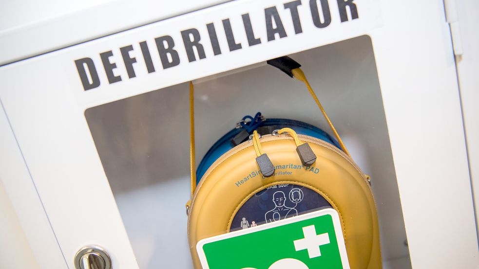 Mittlerweile ist die Technik so vorangeschritten, dass Hans-Joachim Reinken jedem Menschen zutraut, selbst einen Defibrillator bei einem Notfall zu bedienen. Foto: Kneffel/dpa