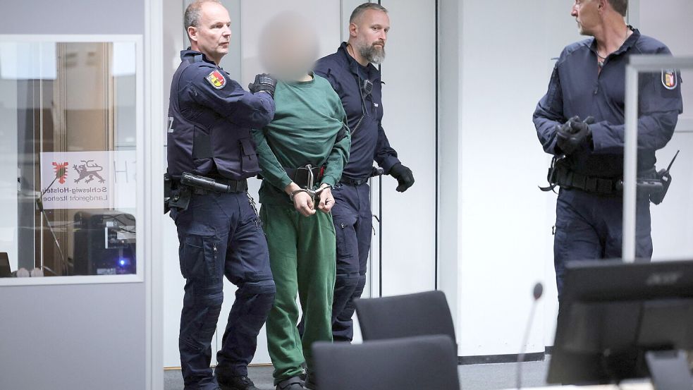 Ibrahim A. ist wegen der tödlichen Messerstiche im Regionalexpress in Brokstedt angeklagt. Nun wird er in die Lübecker JVA gebracht. Foto: Christian Charisius