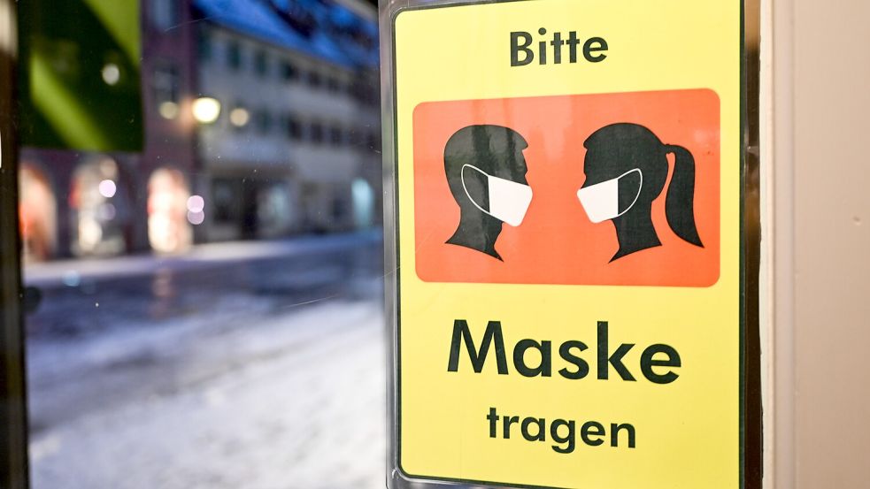Maßnahmen wie Maskenpflicht und Kontaktbeschränkungen haben laut einer Studie des Robert Koch-Instituts (RKI) wesentlich zur Bekämpfung der Corona-Pandemie beigetragen. Foto: Felix Kästle/dpa