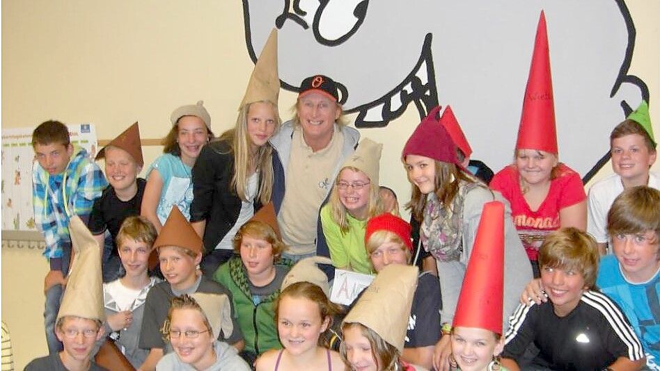 2011 besuchte Otto Waalkes seinen alten Klassenraum im heutigen Johannes-Althusius-Gymnasium und zeichnete für alle Kinder einen Ottifanten. Foto: JAG