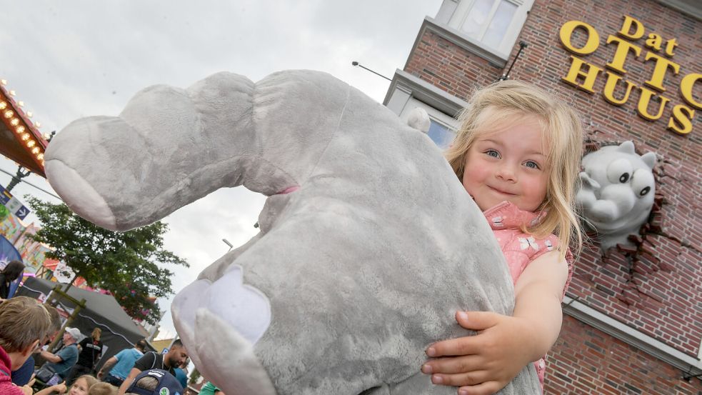 Spuren von Otto Waalkes und seine Ottifanten finden sich überall in Emden. Hier hält Emmy, die mit ihren Eltern aus Jever zu Besuch ist, ein großes Exemplar vor dem Otto-Huus. Foto: Ortgies