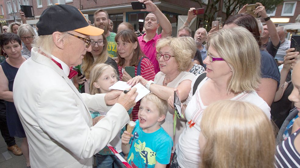 Zu seinem 70. Geburtstag - also vor fünf Jahren - nahm sich Otto Waalkes in Emden viel Zeit für seine Fans. Foto: J. Doden/Archiv