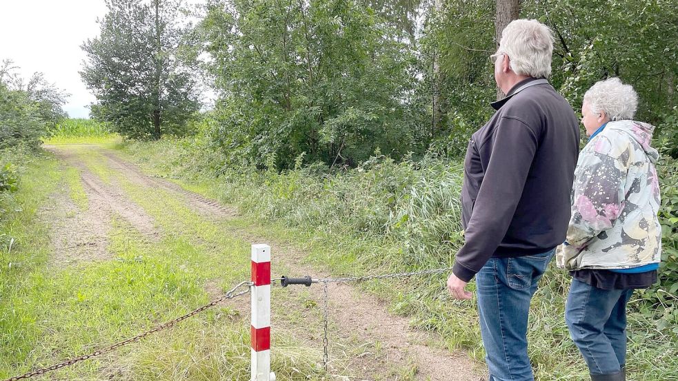 Karl Müller und Ursula Hofrichter-Heinen an der Zuwegung zur aufgeforsteten Fläche. Die Nachbarn kritisieren die Maßnahme, die ihnen nicht ausreichend erscheint. Foto: Janßen