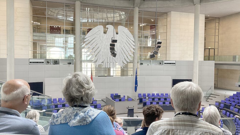 NOZ-Leser auf der Besuchertribüne im Plenarsaal des Bundestages. Foto: Svana Kühn