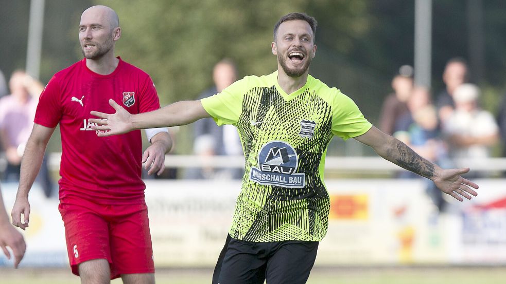 Larrelts Neuzugang Lukas Hammermeister packte in der vierten Minute den Hammer aus und erzielte die frühe Führung gegen Holtland (links Andre Buss). Fotos: Doden, Emden