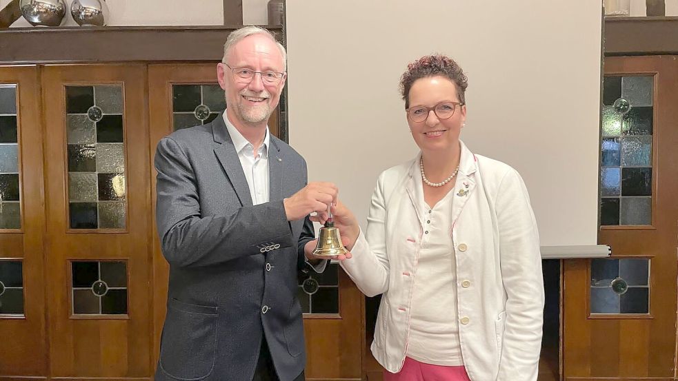 Pfarrer Ludger Fischer übernimmt das Präsidentenamt von Heilpraktikerin Hiltrud Witte. Foto: Rotary