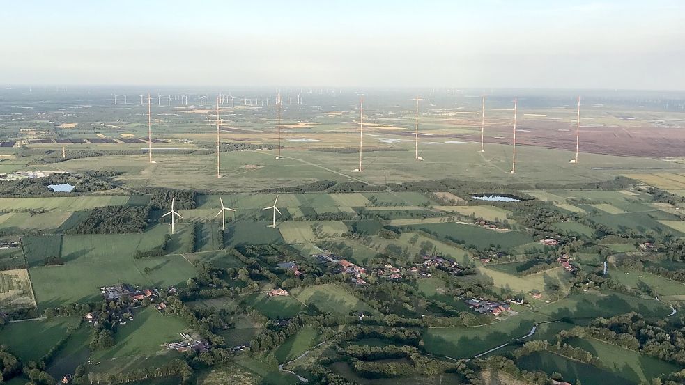 Ein Blick aus dem Heißluftballon in Richtung Saterland. Zu sehen ist im Hintergrund der Windpark im Ostermoor. Die drei Windkraftanlagen im Vordergrund stehen in Burlage am Emslandweg. In der Mitte sind die acht „Türme“ der Marinefunksendestelle im Westermoor zu sehen. Foto: Lohmann