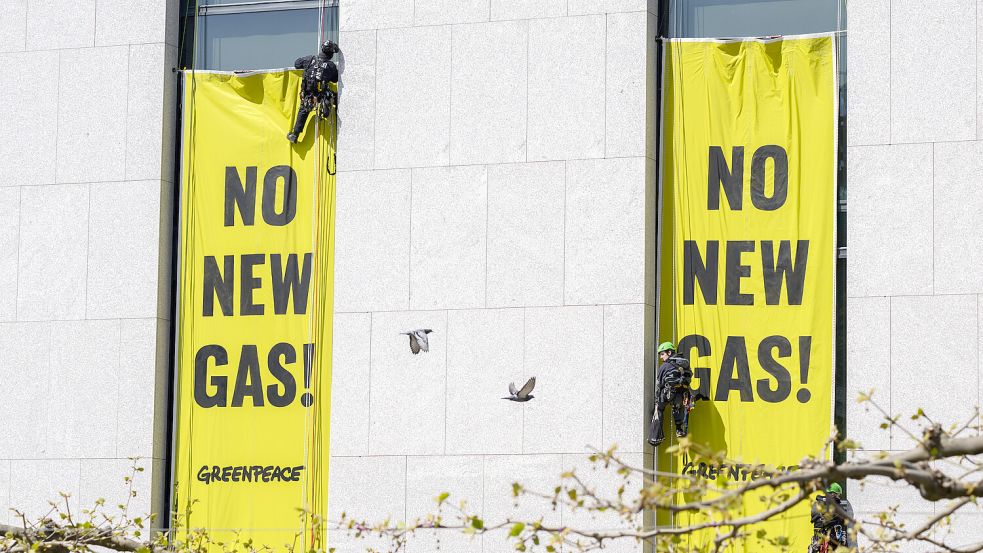 Mit einer Protestaktion am niedersächsischen Landtag gegen die geplante Gasbohrung vor Borkum hat Greenpeace Anfang Mai Aufsehen ausgelöst. Foto: Julian Stratenschulte/dpa