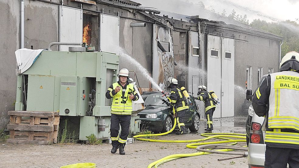 Die Löscharbeiten gestalten sich schwierig, da sich in der Halle ein Behälter mit 1000 Liter Altöl, Gasflaschen sowie zahlreiche Altreifen befinden. Foto: Wolters