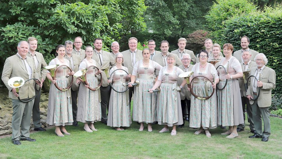 Die Jagdhornbläsergruppe des Hegering Ramsloh besteht 60 Jahre und richtet das Kreisbläsertreffen der Jägerschaft Cloppenburg aus. Foto: Passmann