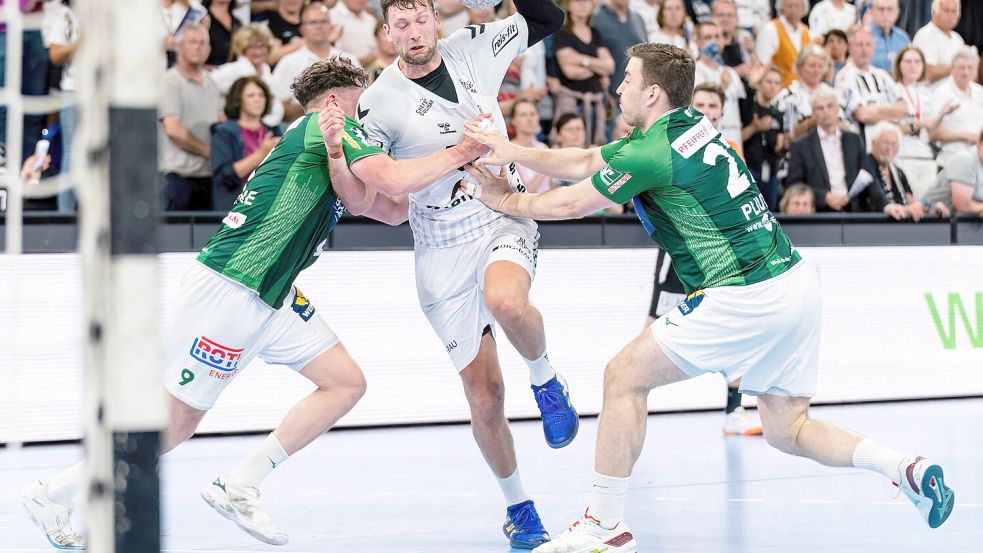 Nikita Pliuto (rechts) spielte mit Wetzlar unter anderem gegen den späteren Deutschen Meister THW Kiel (Mitte Harald Reinkind). Foto: Imago