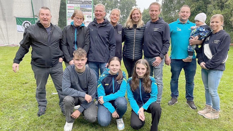 Das künftige Königshaus von Eiche Idafehn: Gerold und Silke Busboom (hintere Reihe, von links), Heinz Bernhard und Petra Röhrsch, Marlies und Michael Thomßen, Thomas Plaisier und Martina Thomßen sowie (vorne, von links) Lasse Reents, Rieke Busboom und Marie Leenders. Foto: Janßen