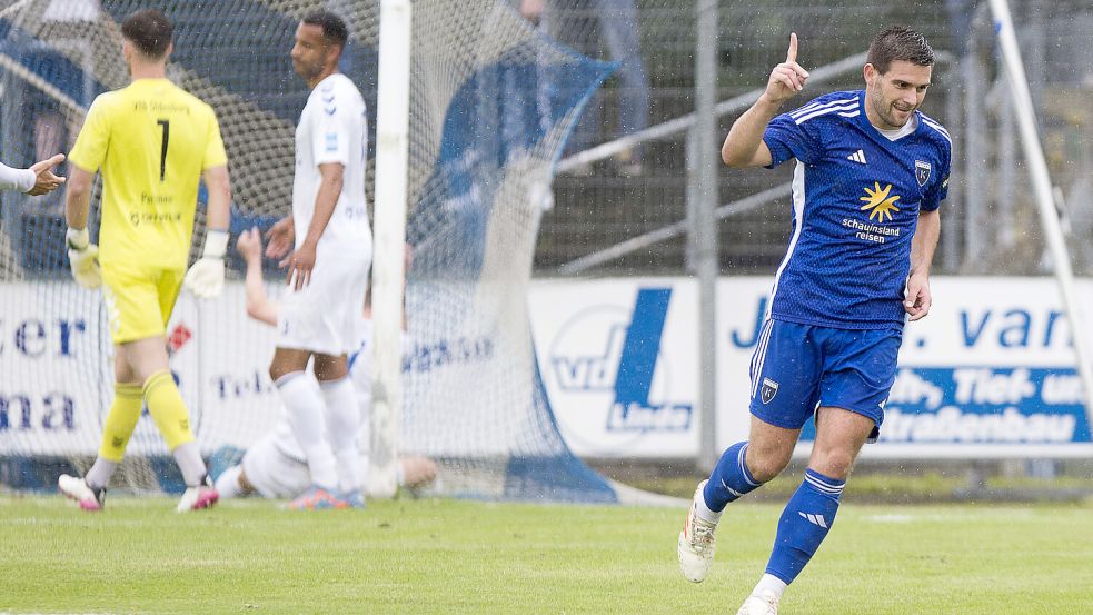 Der Jubel nach dem ersten Streich: Tido Steffens reckt nach dem 1:0 den linken Zeigefinger in die Höhe. Fotos: Doden, Emden