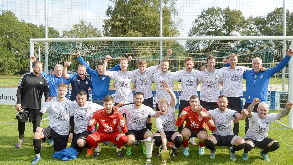Nach dem Aufstieg in die A-Klasse durfte die Mannschaft der SG Collinghorst/Rajen erneut jubeln: Durch einen auch in der Höhe überraschenden 6:2-Finalerfolg gegen den Holter SV holte man sich den Sieg beim Fehn-Pokal. Fotos: Weers