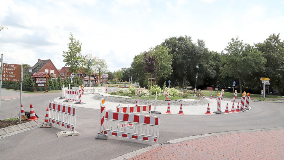 Die Sanierungsarbeiten an der Friesoyther Straße werden unterbrochen. Der Kreisverkehr in Sedelsberg soll zeitnah wieder freigegeben werden. Foto: Passmann