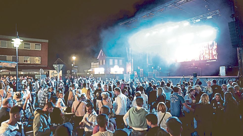 Bis in die Nacht sorgen verschiedene Bands für Partystimmung. Foto: Lohmann